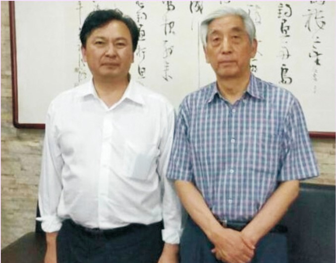 1、张海：2015年9月23日学院顾问兼学科带头人、著名书法家、中国书法家协会名誉主席张海先生（右）与我院杨波院长（左）合影留念。.jpg