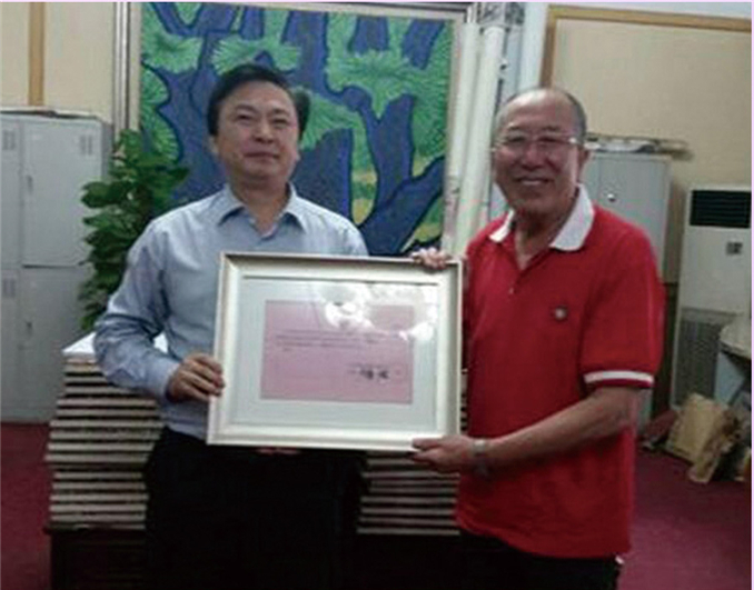 26、雷恪生：2014年4月30日杨波院长（左）为著名表演艺术家雷恪生先生（右）颁发学院顾问兼学科带头人聘书。.png