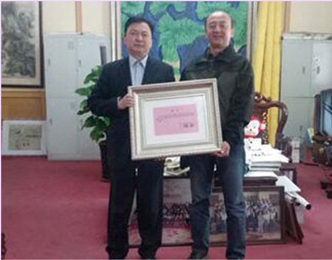 38、王劲松：杨波院长（左）为著名表演艺术家王劲松先生（右）颁发学院顾问兼学科带头人聘书。.png