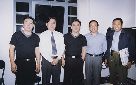 45.刘全和、刘全利杨波先生（左二）和著名艺术家刘全和（左一）、刘全利（左三）及我院老师们在一起.jpg